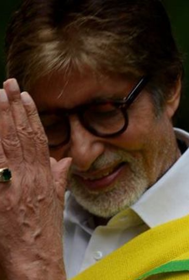 أميتاب باتشان يتبرع بمقتنياته الشخصية لإنقاذ المتضررين من الفيضانات