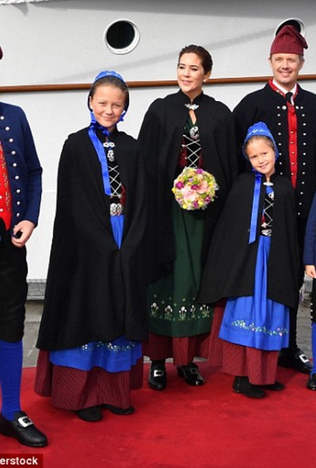 الأميرة ماري ترتدي الملابس التقليدية لجزر فارو