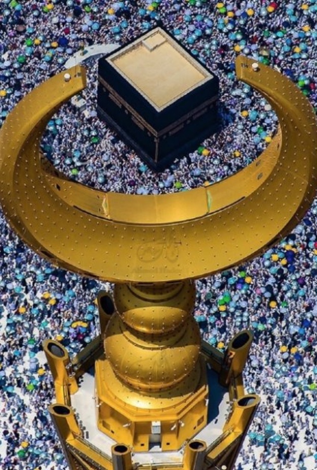 رجال الامن يقدمون مساعدتهم لحاج