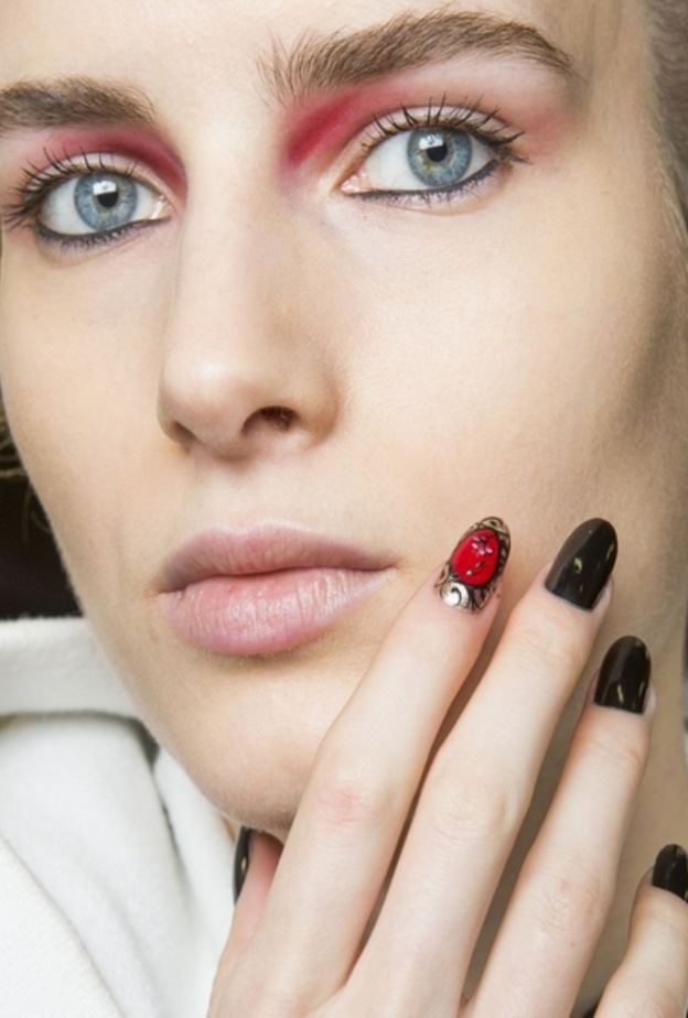 اللون الأسود على الأظافر صيحة شتاء 2019