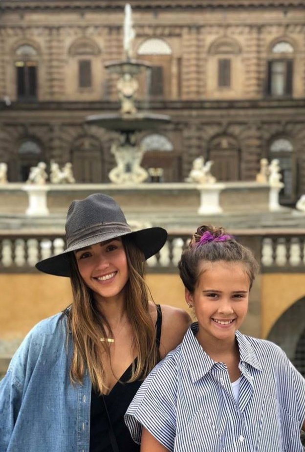 جيسيكا ألبا تقضي أوقاتا ممتعة مع ابنتها في إيطاليا .. هل من شبه بينهما؟