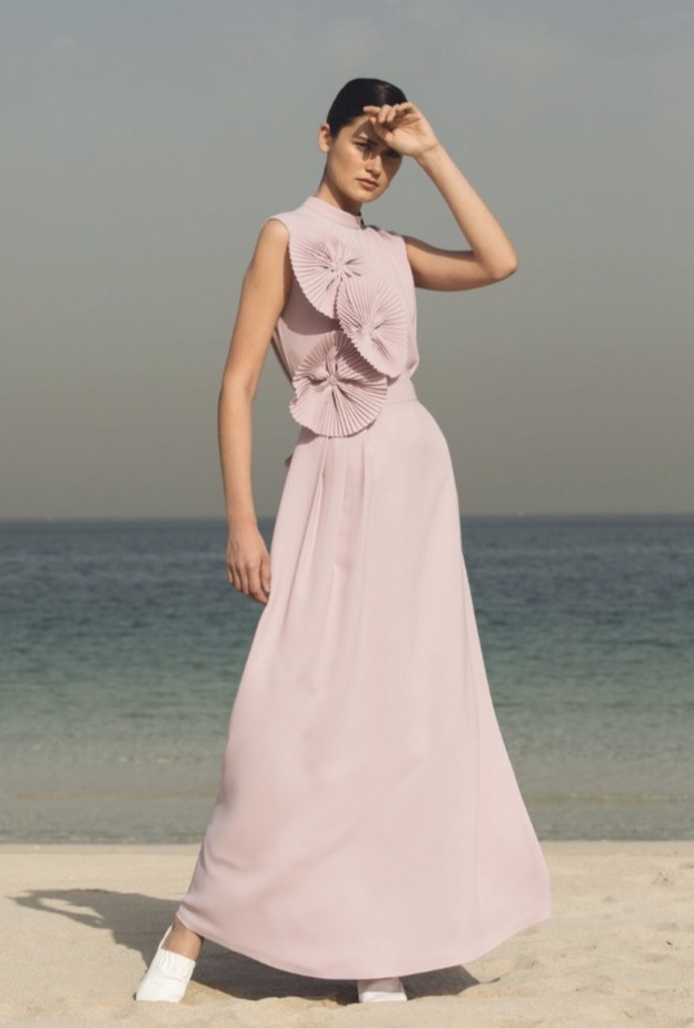 قصات واسعة وفضفاضة مزينة بتفاصيل دارجة مثل الأزرار البارزة