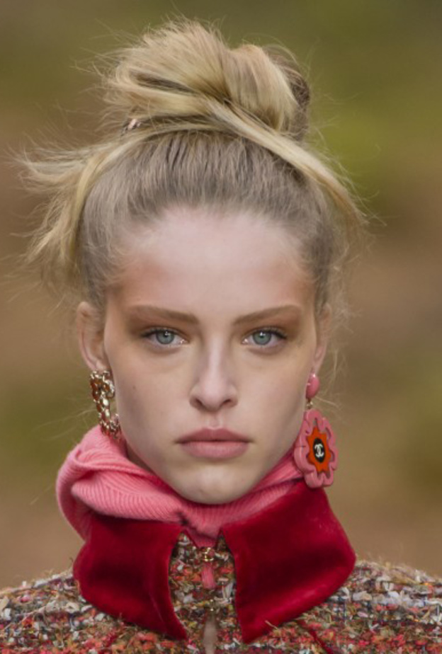 تسريحات شعر الكعكة المرفوعة والمترابطة من Carolina Herrera