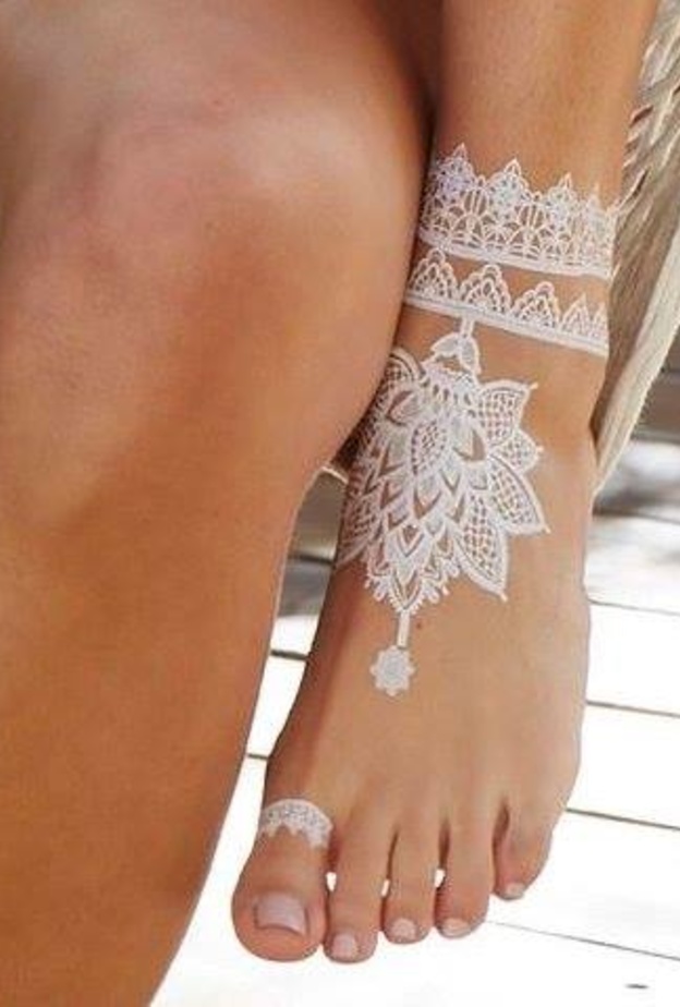 حنة بيضاء انيقة لاقدام العروس