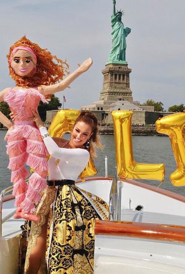 تاليا تحتفل بعيد ميلادها الـ 47 تحت تمثال الحرية في نيويورك