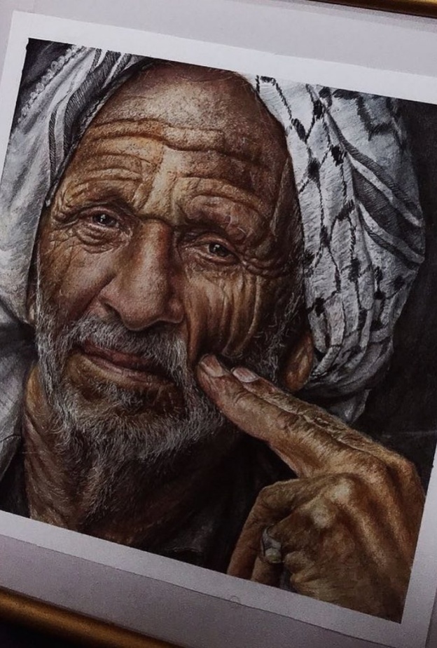 يعشق علي رسم كبار السن