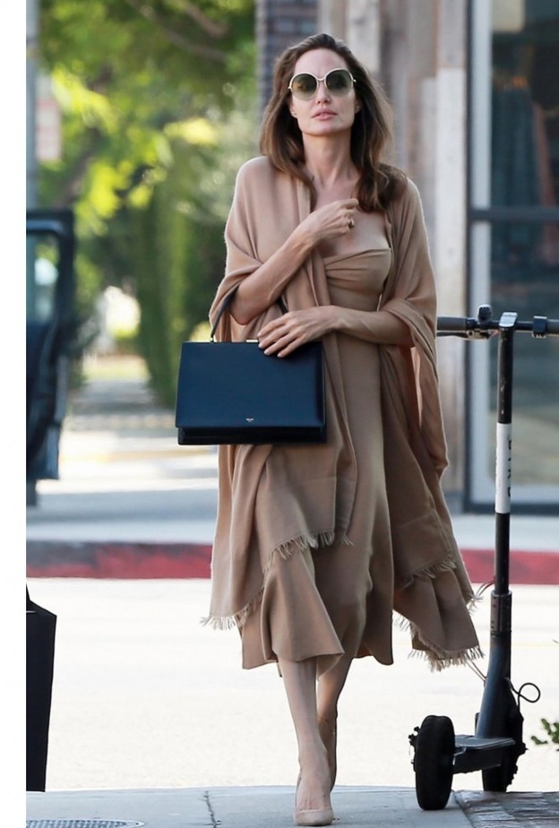 أنجلينا جولي Angelina Jolie بفستان مستقيم باللون البيج