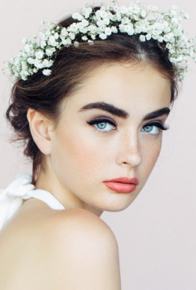 مكياج عروس ناعم مع رسمات الآيلاينر الرفيع