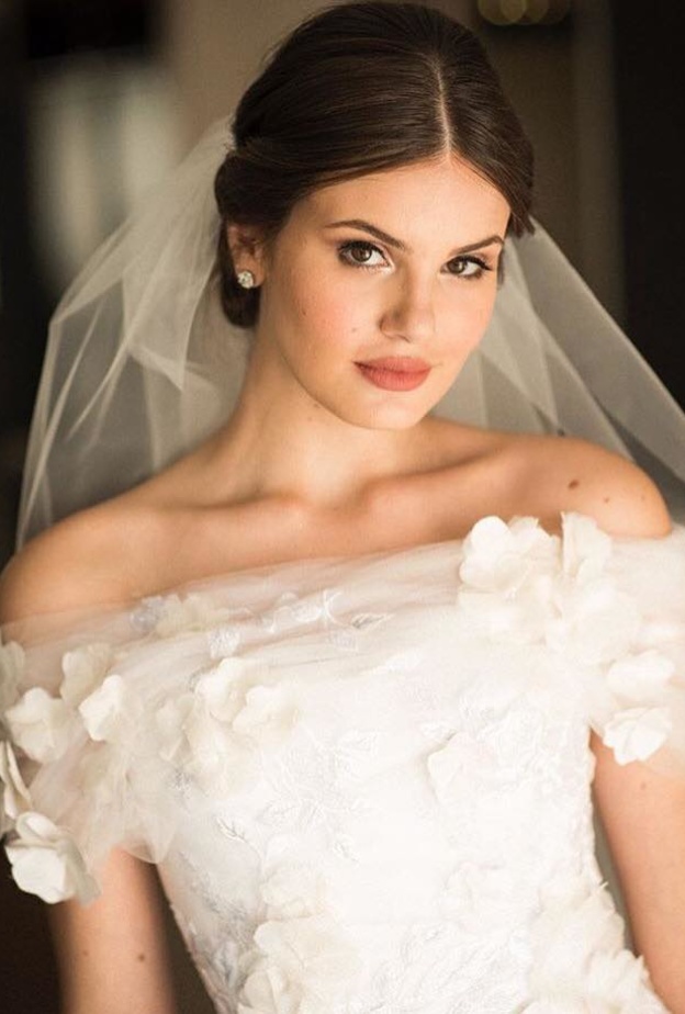 العروسين اثناء دخول مكان الحفل