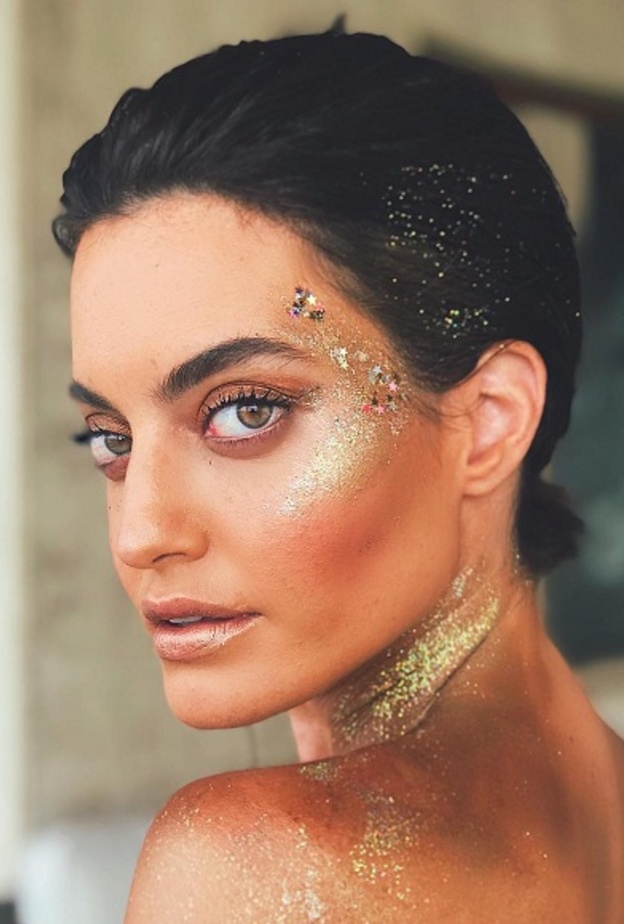 مكياج مبتكر باللون الذهبي باسلوب كارن وازن