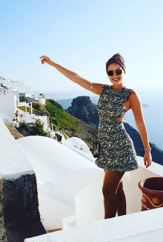 ايميه صياح تستمع في إجازتها في ربوع جزيرة سانتوريني