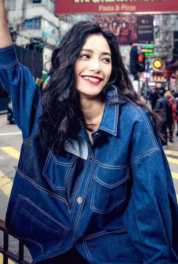 اطلالة شبابية جذابة بالفستان القصيروجاكيت الجينز المزيّن بالطبعات الملونة