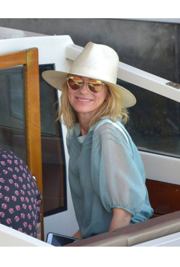 نعومي واتس باطلالة عصرية لحظة وصولها فينيسيا لحضور مهرجان فينيسيا السينمائي