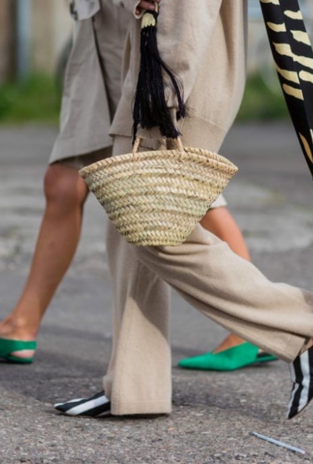 أضيفي لمسات عصرية وجذابة على اطلالاتك بحقائب القش