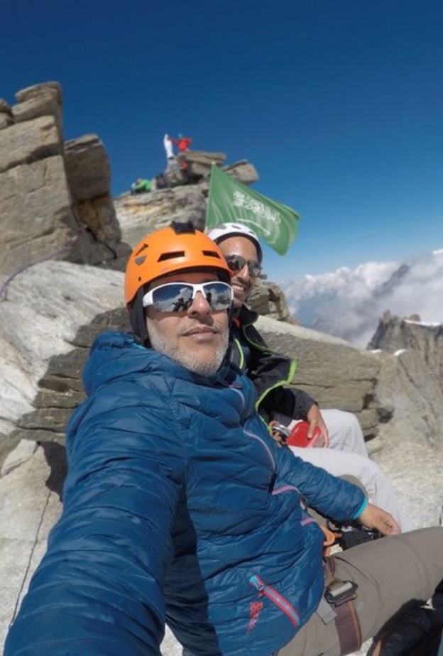  أول مغامران سعوديان يصلان إلى قمة جبال الألب