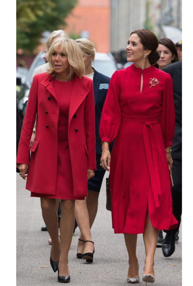 بريجيت ماكرون بفستان أحمر مستقيم وساحر في الدنمارك