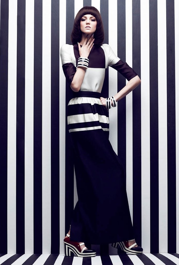 رقي وأناقة الأبيض والأسود باطلالة عصرية بالتنورة الماكسي