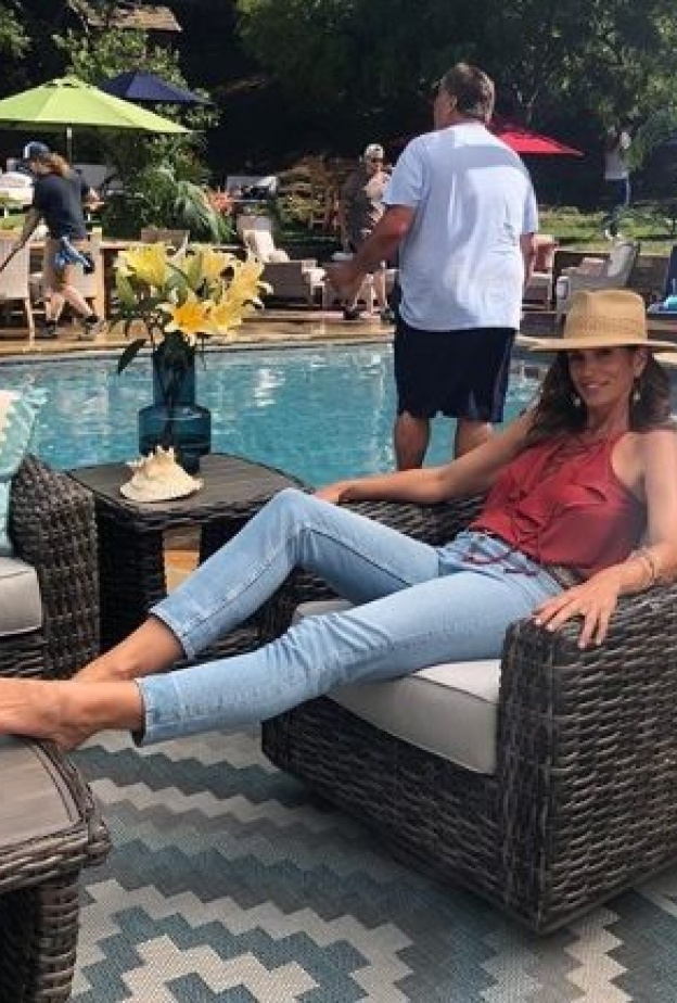 سندي كروفورد تدخل أجواء الاسترخاء الصيفية بجلسة مريحة حول بركة السباحة