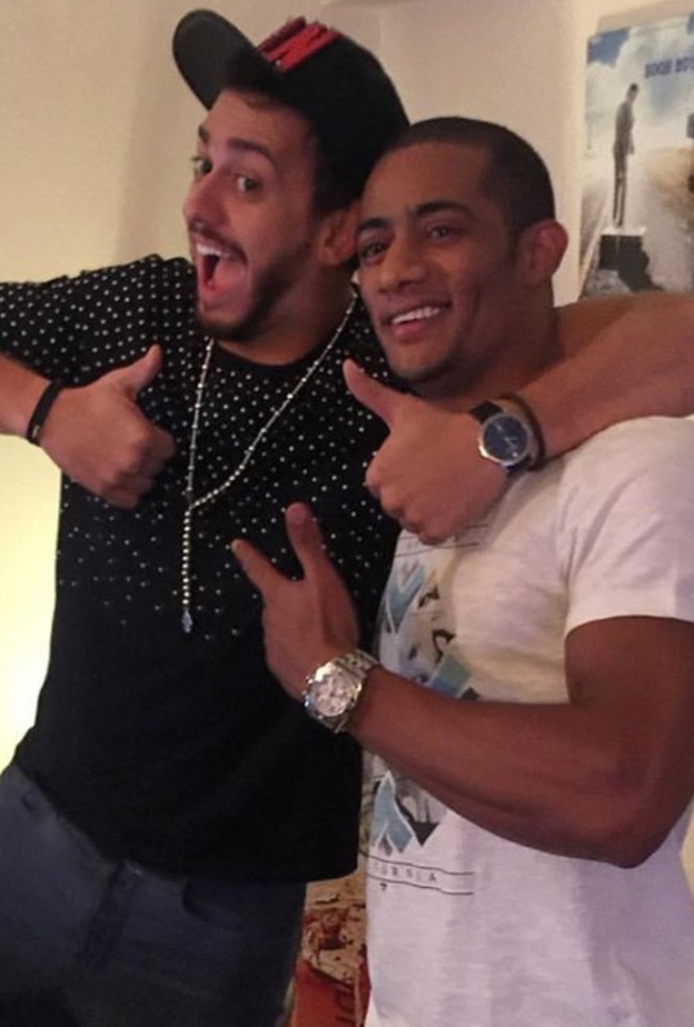 من المشاهير المقرّبين للفنان المغربي سعد المجرد والذي سانده خلال اعتقاله الثاني