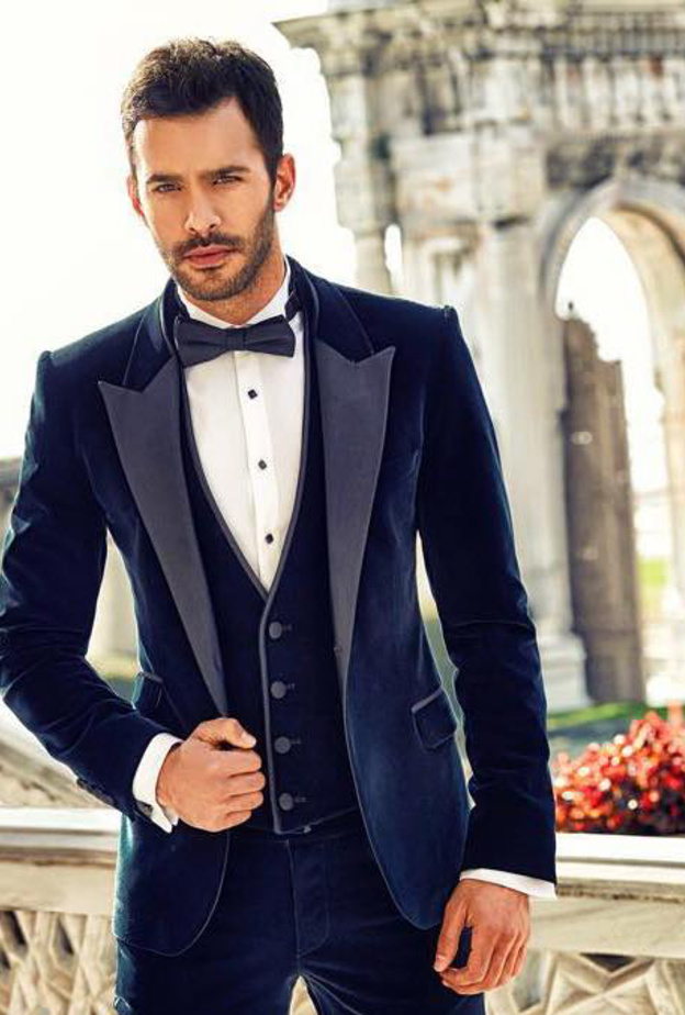 ستايل ملفت وشبابي بالقميص المطبّع مع الفيست وسروال قماشي بلون البيج