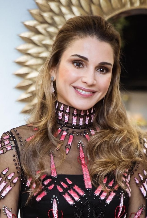 الملكة رانيا تتسم إطلالاتها بالنعومة