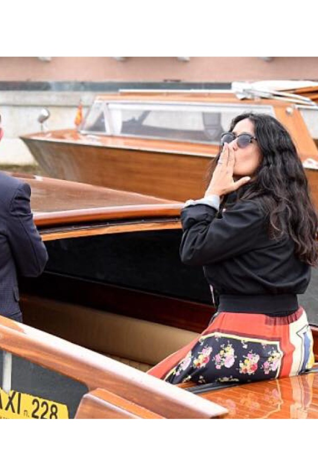 سلمى حايك لحظة وصولها لفينيسيا مع زوجها لحضور فعاليات مهرجان فينيسيا السينمائي