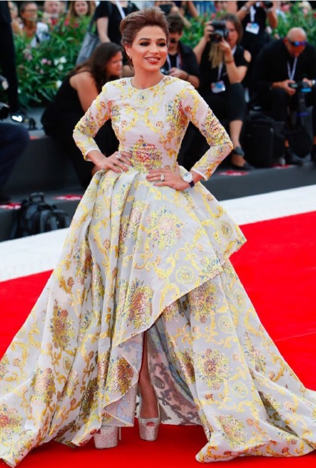 النجمة ‏Lady Gaga‏ بفستان زهري مع الشراريب والريش من دار ‏Valentino