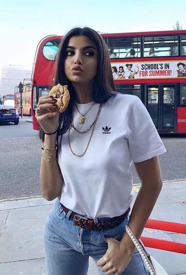 نسقي التيشرت مع اطلالتك بالجينز