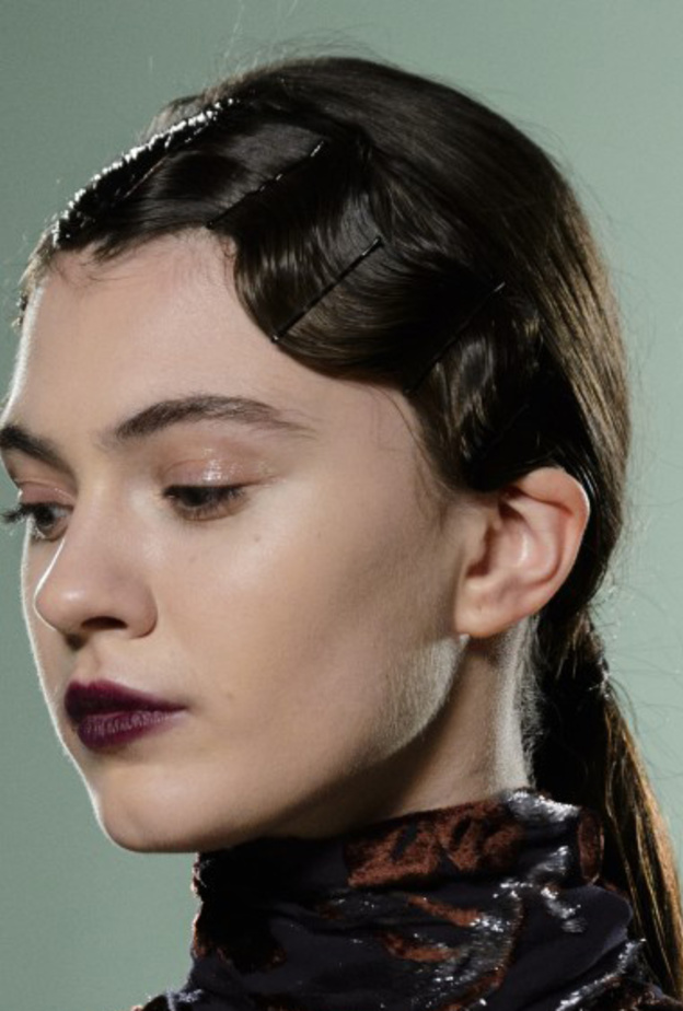  تسريحات الريترو مع الشعر الكاري والغرة الجانبية‏ من Moschino