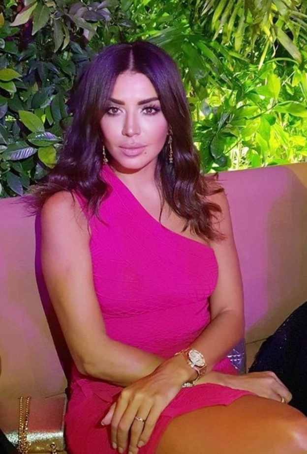 لوك جريء وراقي وانيق في اطلالة امل بشوشة بفستان باللون الاسود القضير مع اكسسوارات جمّلت الاطلالة