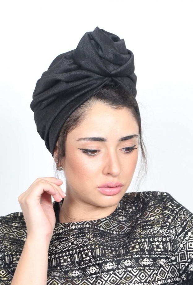 اربطي التوربان من الخلف لكي تضمني ثباته