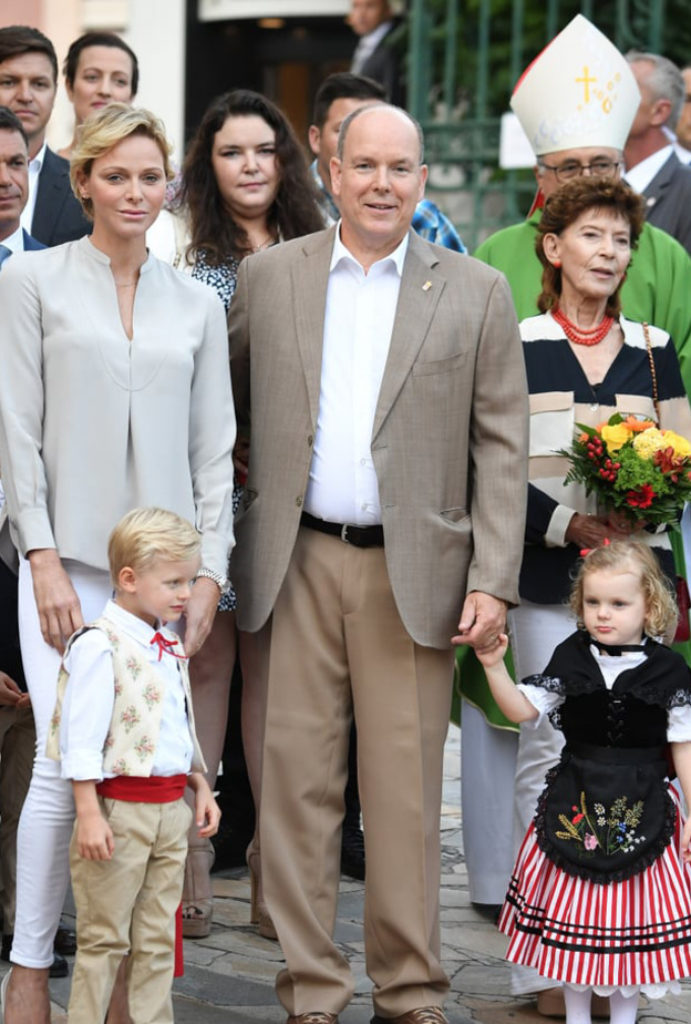 العائلة الحاكمة في موناكو تحتفل بنهاية موسم الصيف بالنزهة الخلوية