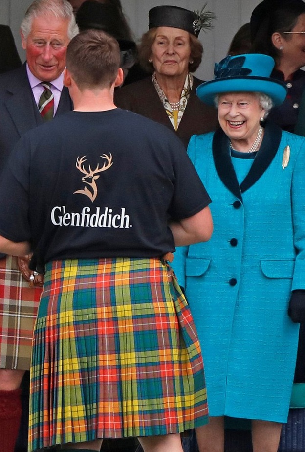 ملكة بريطانيا تتبادل المزاح مع الأمير تشارلز والأميرة آن