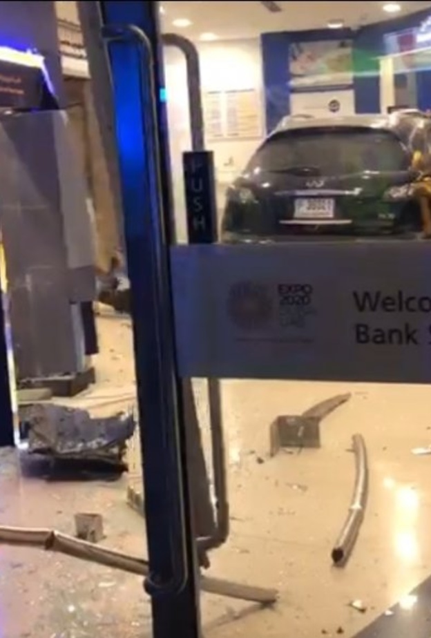 بالفيديو.. سيارة تقتحم بنكاً في دبي