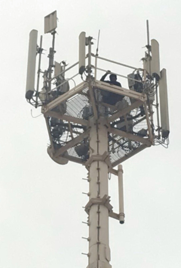  الآسيوي العشريني في أعلى البرج إثر محاولته الانتحار | من المصدر