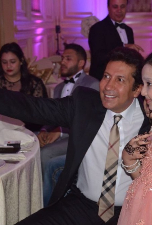هاني رمزي يلتقط صورة مع طفلة في حفل الزفاف