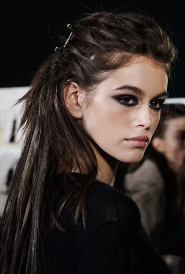 Kaia Gerber بمكياج شبابي جريء