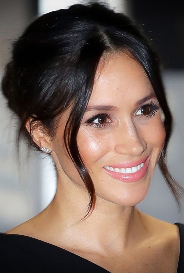 تسريحة الشعر المرفوع