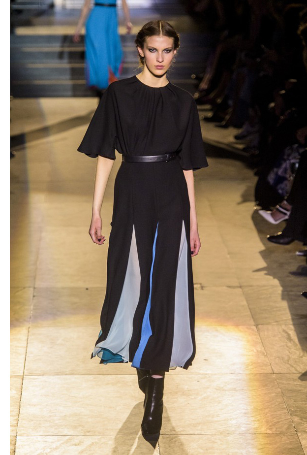 Carolina Herrera قصّة كلاسيكية مع الحزام عند الخصر واللّون الدّاكن