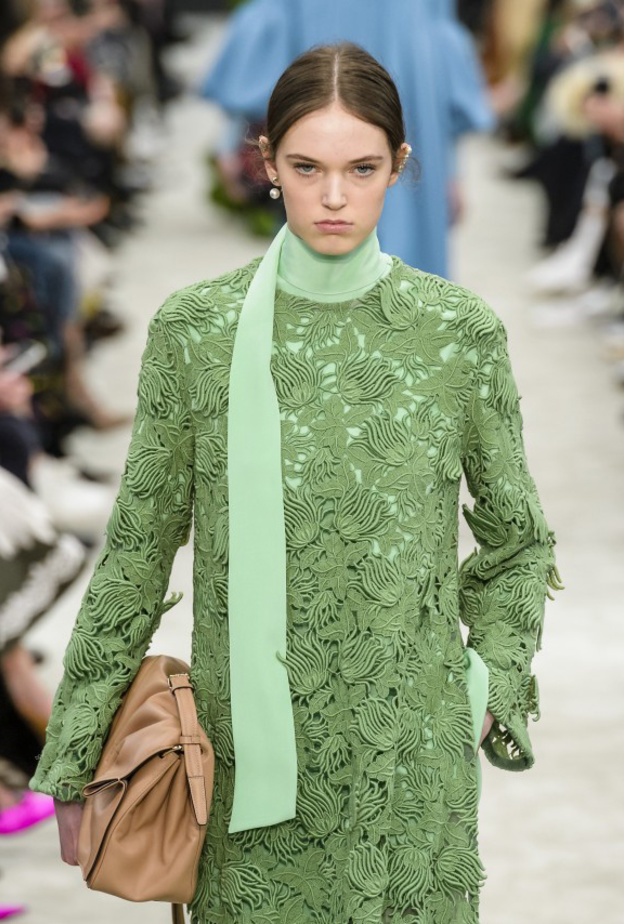 موضة الملابس باسلوب الشال الحريري في شتاء 2019 من 3.1 Phillip Lim