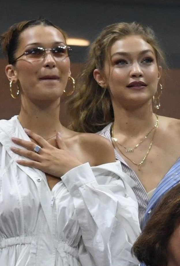 جيجي وبيلا حديد تترقبان نتيجة مباراة لاعبة التنس سيرينا ويليامس في نيويورك