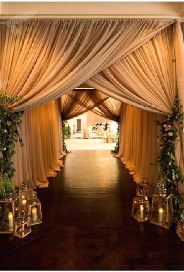 ممر مزين بالورد