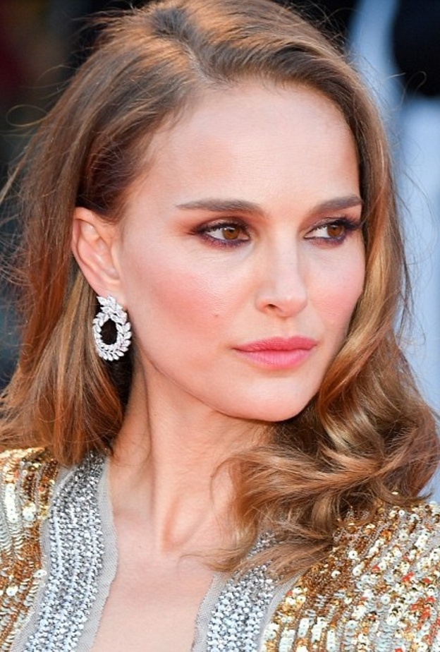 مكياج وردي طبّقيه بأسلوب النجمة ناتالي بورتمان