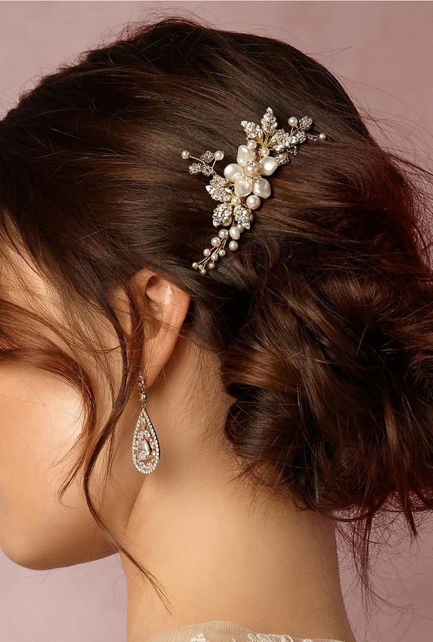 تسريحة ناعمة باللؤلؤ