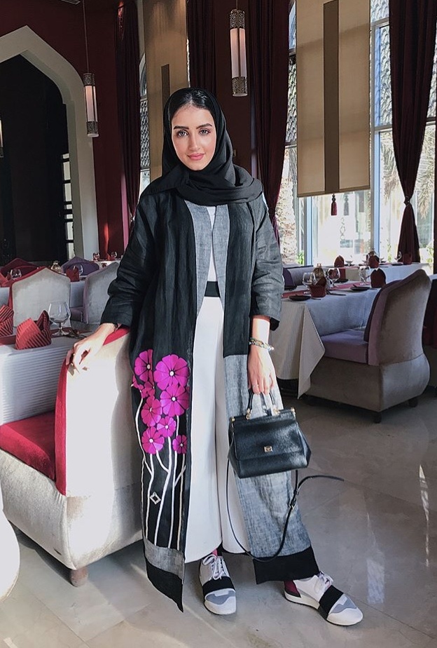 عباية عملية بألوان ملفتة وتفاصيل مطبعة بوحي من اشكال الورود