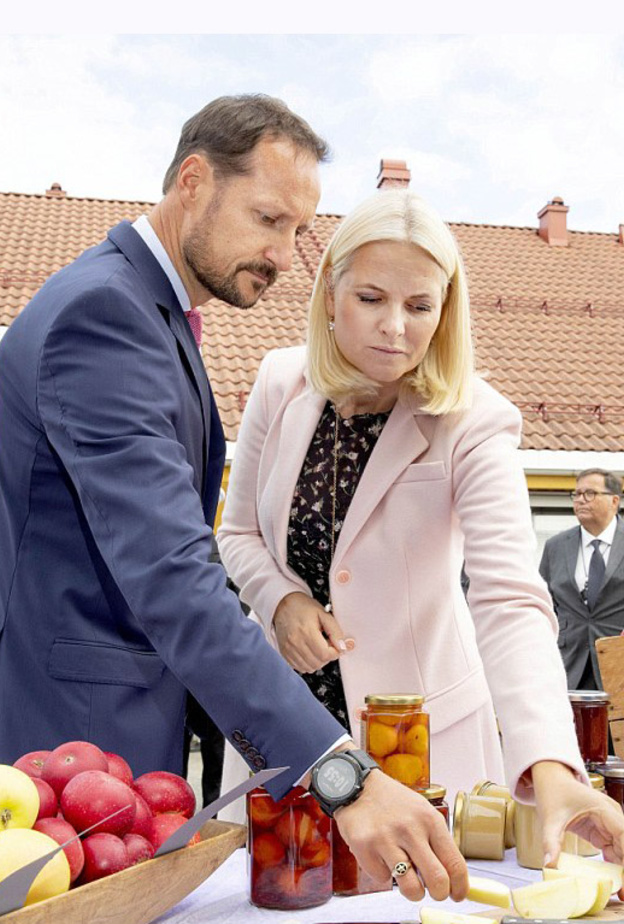 الأمير هاكون والأميرة ميت ماريت يتجولان وسط الطبيعة في سفيلفيك