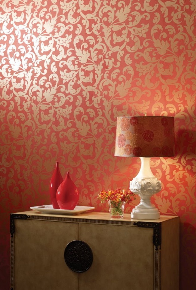 ورق جدران ميتاليك ببريق الفضي لغرفة جلوس مودرن