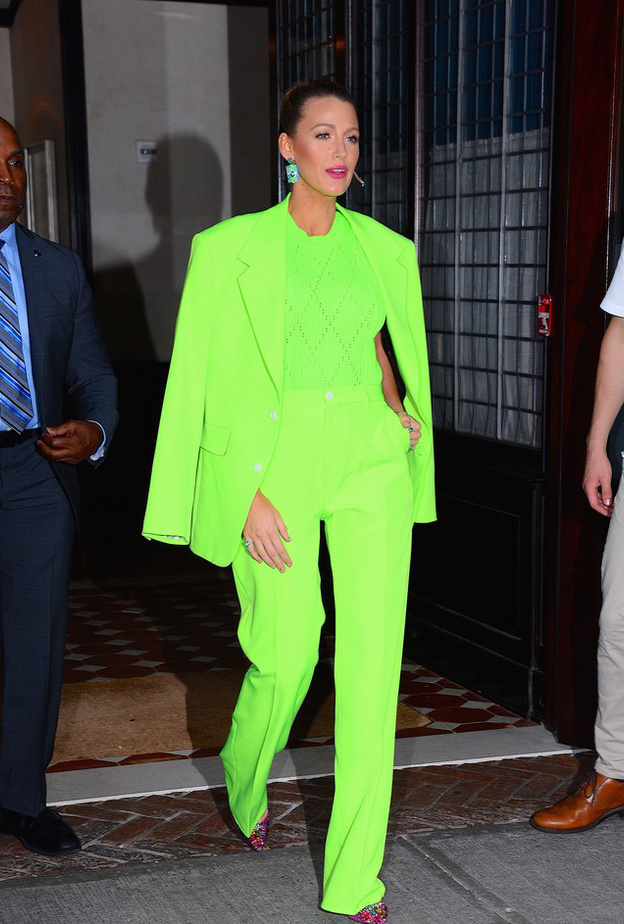 جيجي حديد خلال إحدى الجلسات التصويرية باللون الأورانج النيون