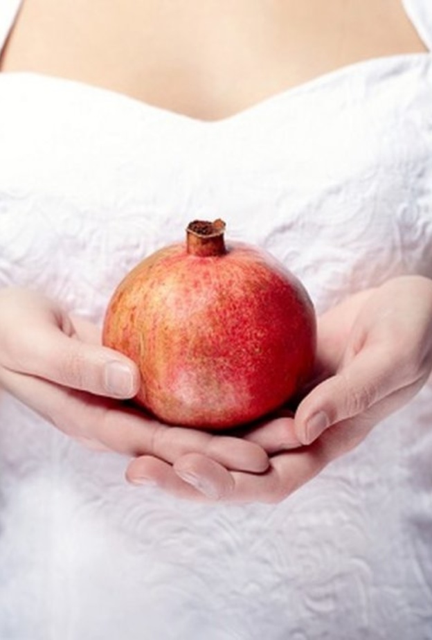 فوائد الرمان الصحية للعروس قبل الزواج