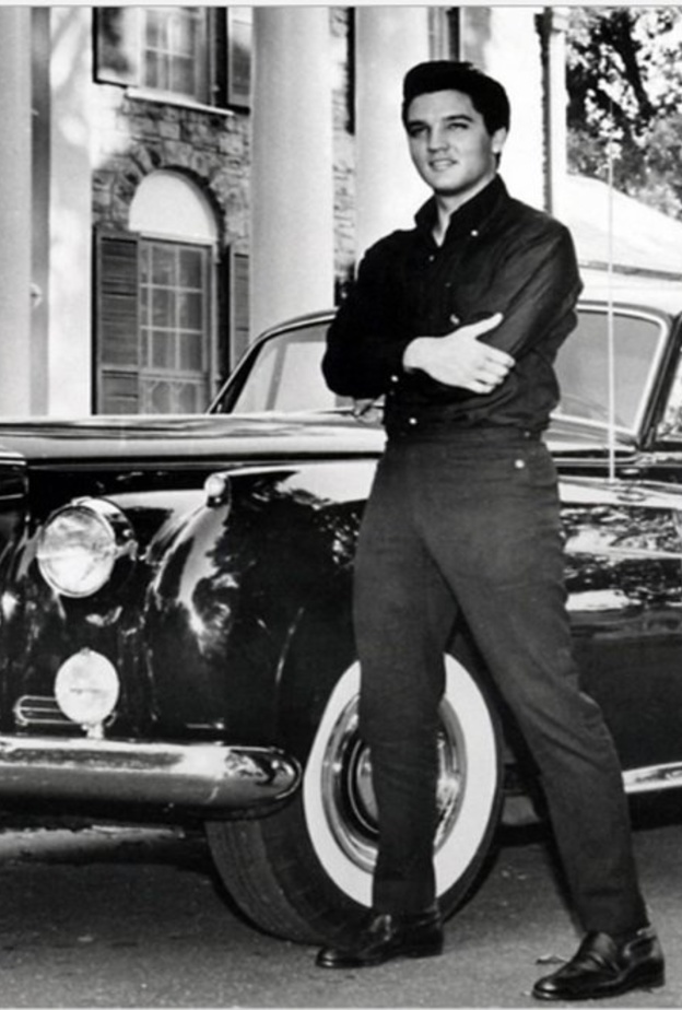 امتلك ملك الروك أند رول الأمريكي الراحل ألفيس بريسلي أكثر من 200 سيارة في حياته